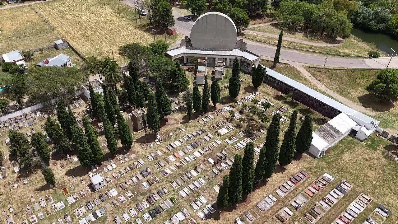 Portal de cementerio con esculturas y gran eje de ingreso
