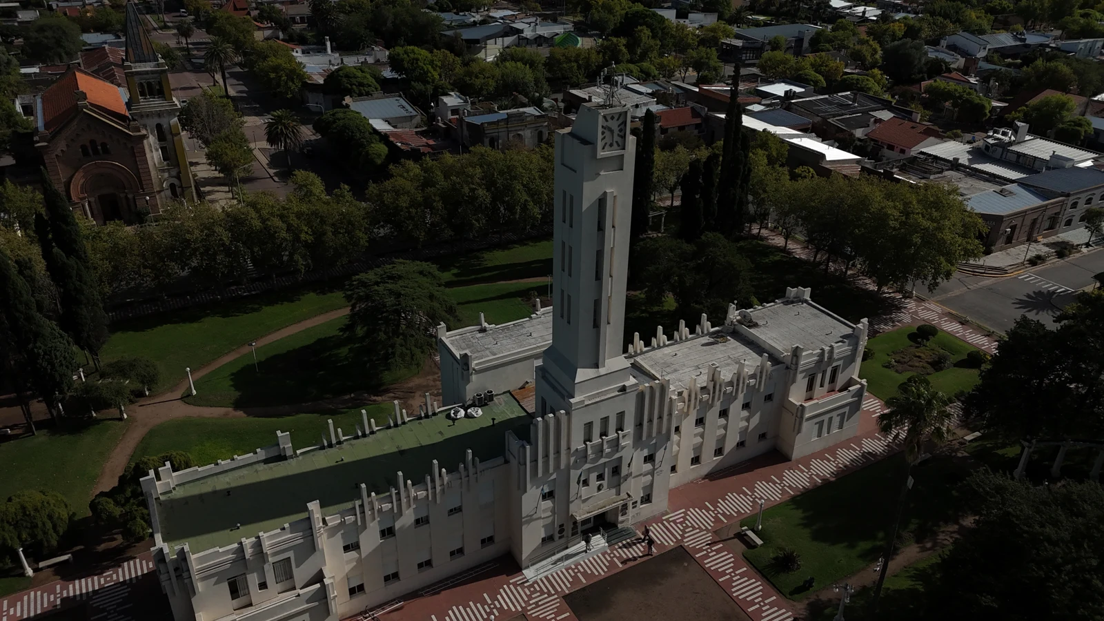 Edificio municipal de fachada simétrica con torre central y reloj