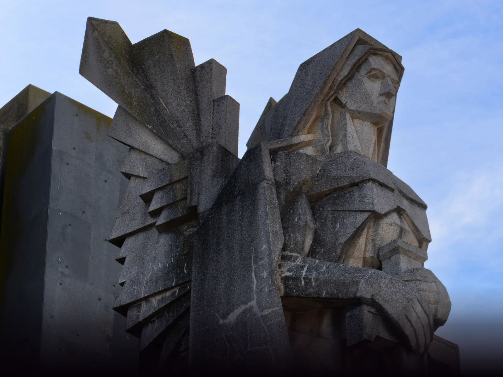 Portal del cementerio de Azul, con la figura del ángel y su geometría monumental