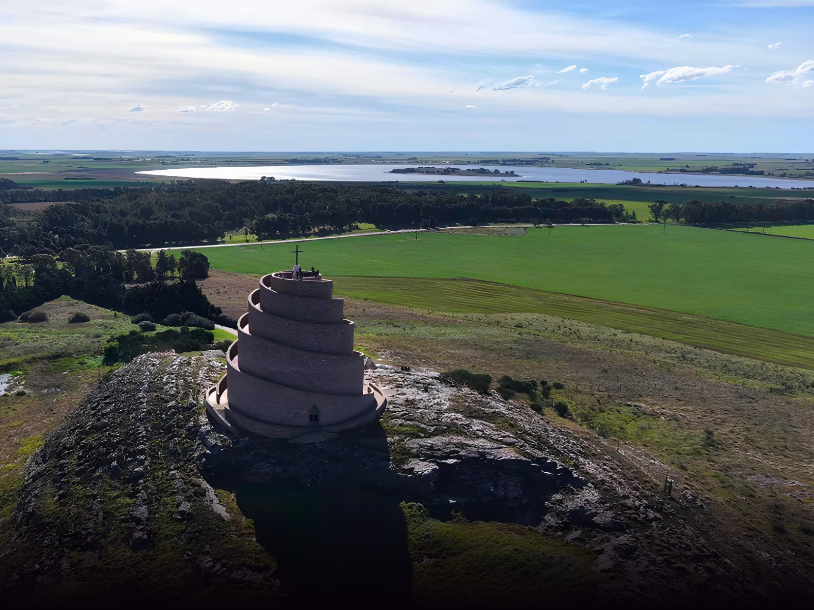 Mirador Millenium, de piedra y rampa en espiral, frente al paisaje de campos y lagunas