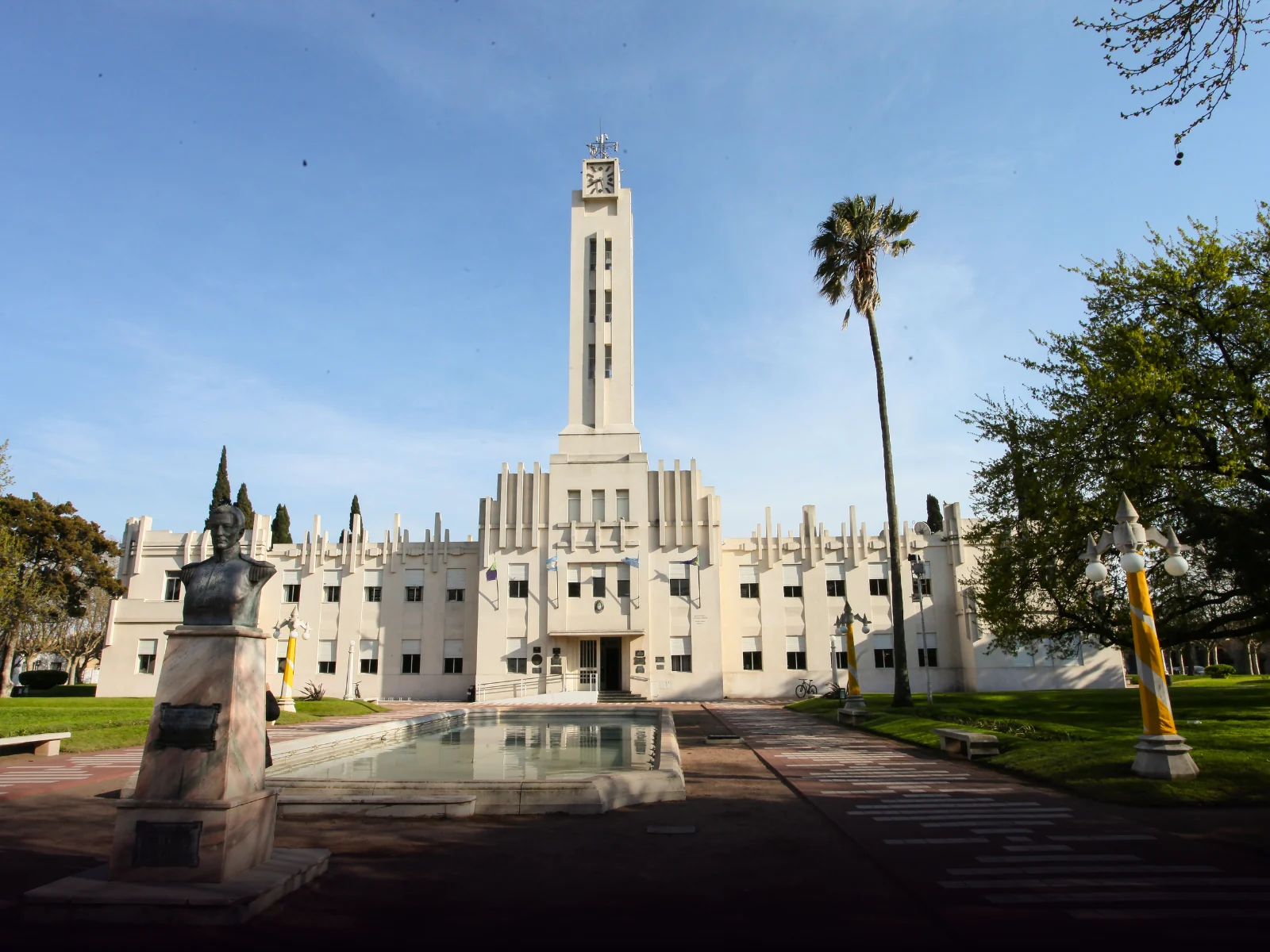 Palacio Municipal de Pellegrini, su torre y la plaza