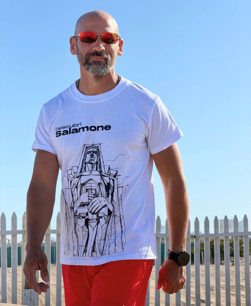 Remera Descubrí Salamone Figura en color blanco