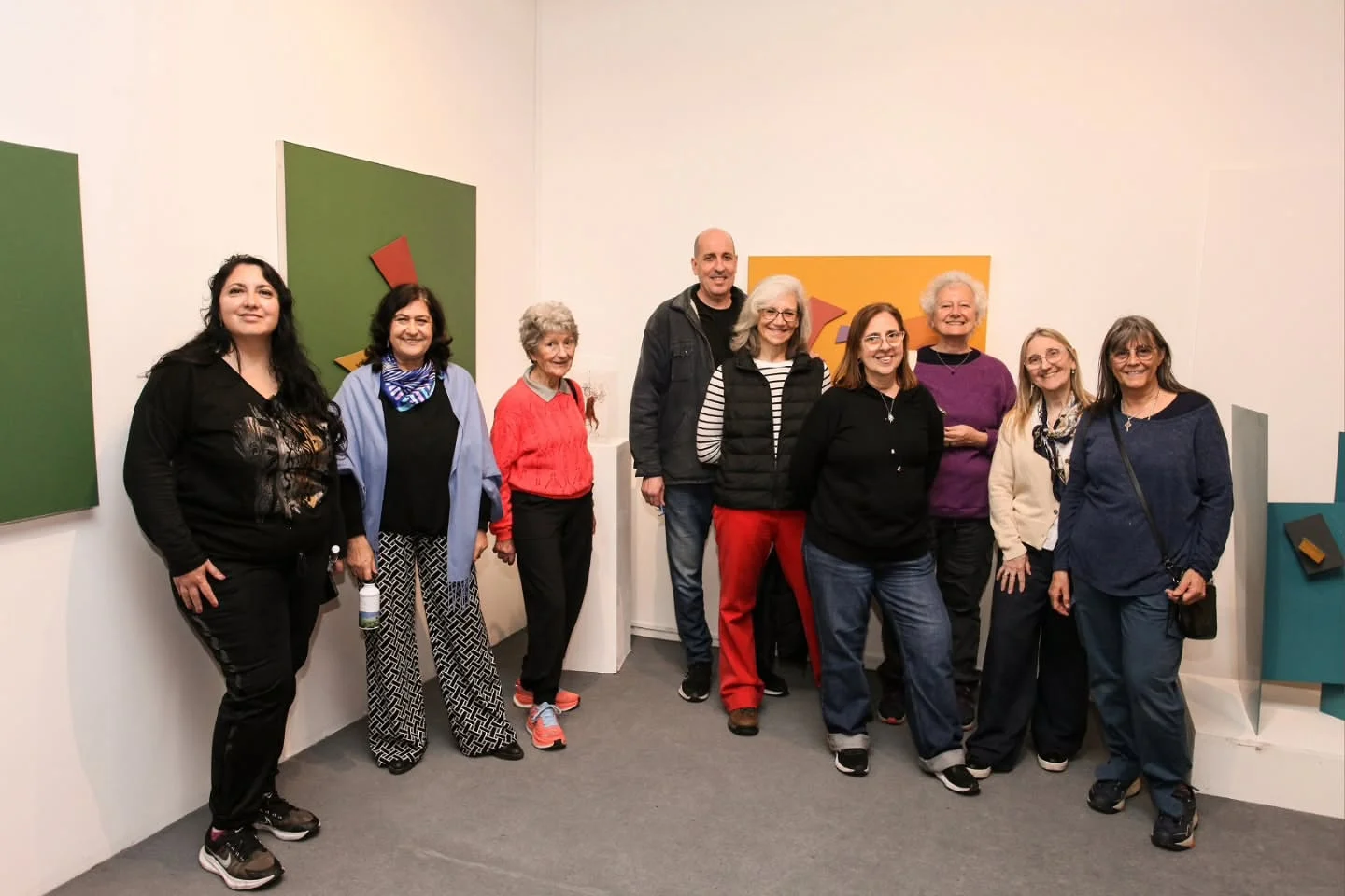 Viajeros compartiendo una visita a un museo